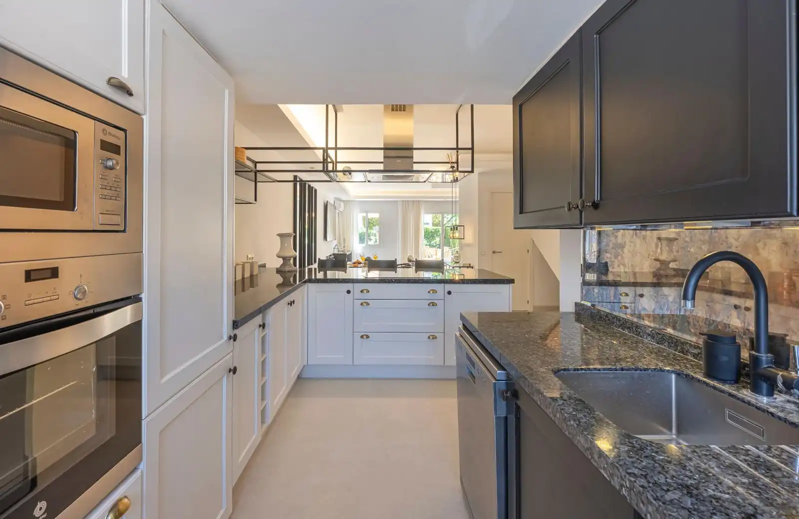 Cocina de Casa adosada de alquiler en Marbella con Aire acondicionado, Jardín privado y Trastero