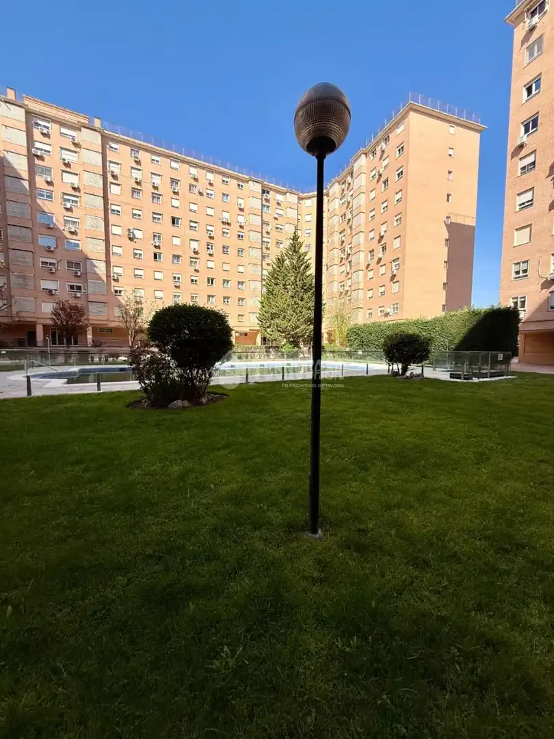 Aparcament de Pis en venda en Madrid
