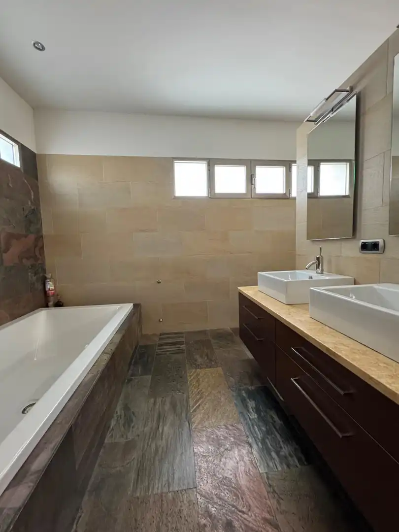 Bany de Casa o xalet en venda en Elche / Elx amb Aire condicionat, Calefacció i Jardí privat