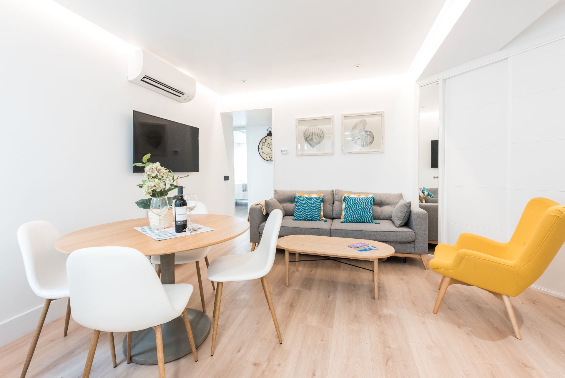 Living room of Flat for sale in  Madrid Capital  with Air Conditioner, Heating and Furnished