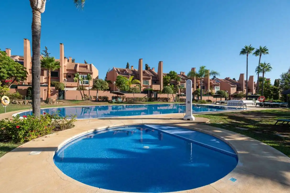 Vista exterior de Casa adosada en venda en Marbella amb Aire condicionat, Calefacció i Jardí privat