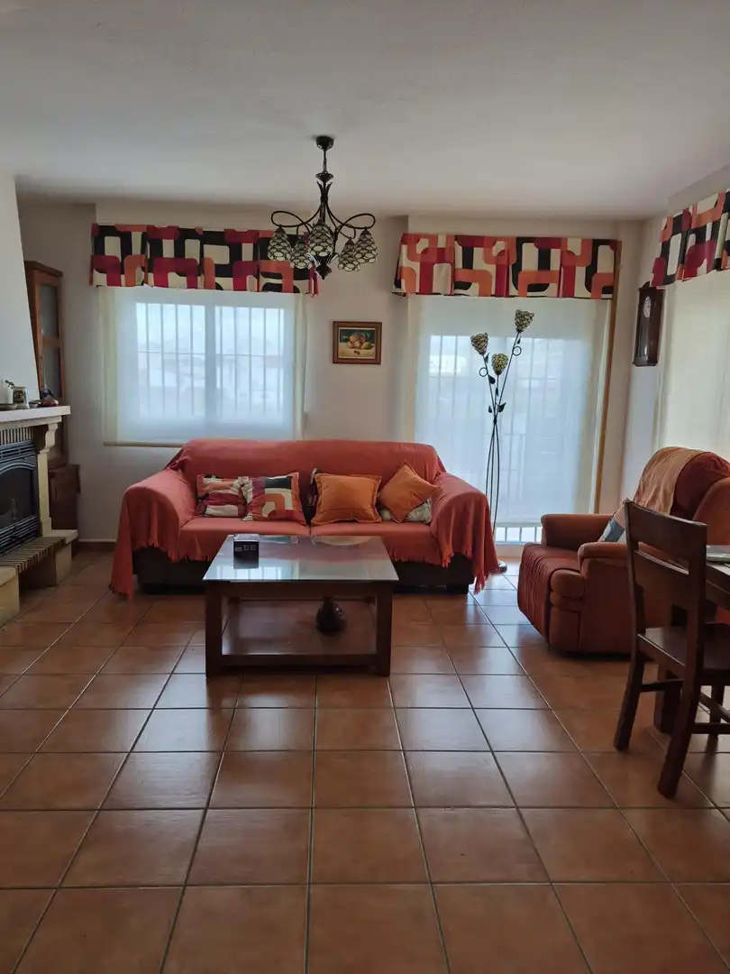 Wohnzimmer von Einfamilien-Reihenhaus zum Verkauf in Murcia mit Klimaanlage, Heizung und Privatgarten