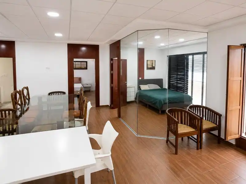 Schlafzimmer von Geschaftsraum zum Verkauf in Estepona mit Klimaanlage, Heizung und Möbliert