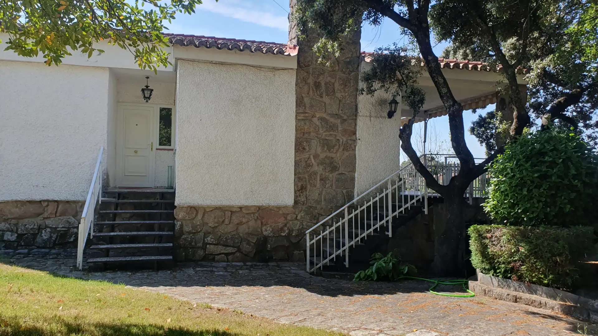 Vista exterior de Casa o xalet en venda en Valdemorillo amb Calefacció, Jardí privat i Terrassa
