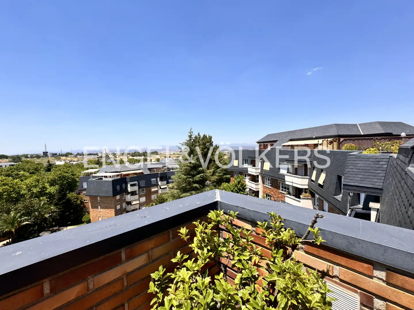 Vista exterior de Ático de alquiler en Majadahonda con Aire acondicionado, Calefacción y Jardín privado