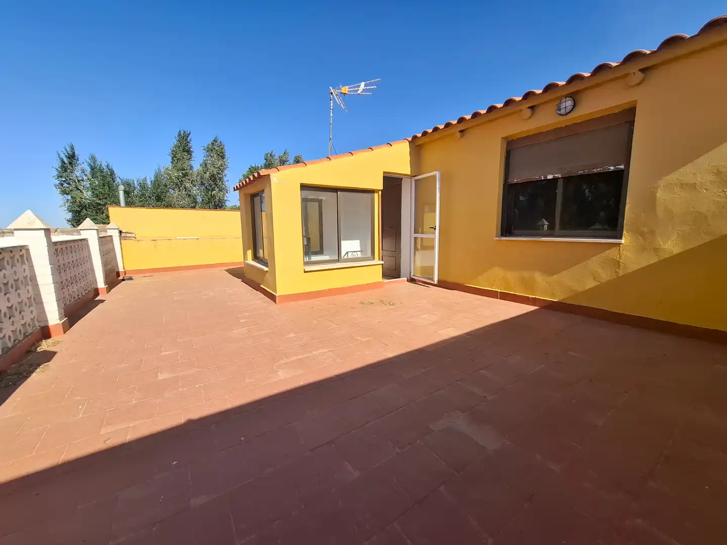 Vista exterior de Casa adosada en venda en Torralba de Calatrava amb Aire condicionat, Calefacció i Terrassa