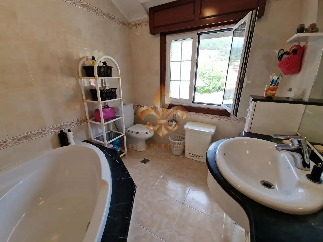 Baño de Piso en venta en Oia con Calefacción, Terraza y Amueblado