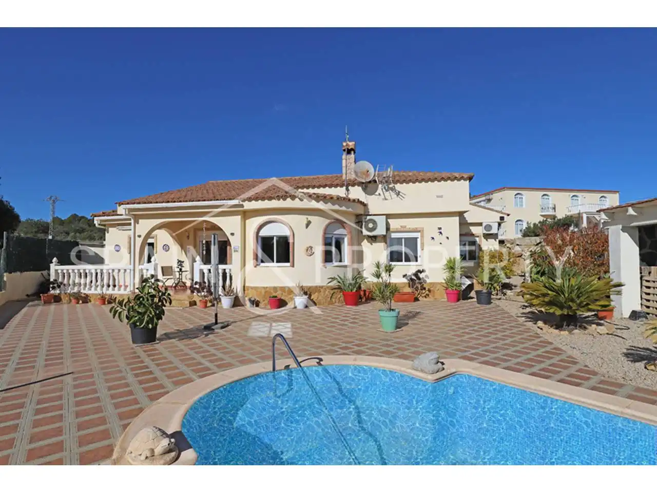 Villa avec piscine à vendre à Montroi / Montroy