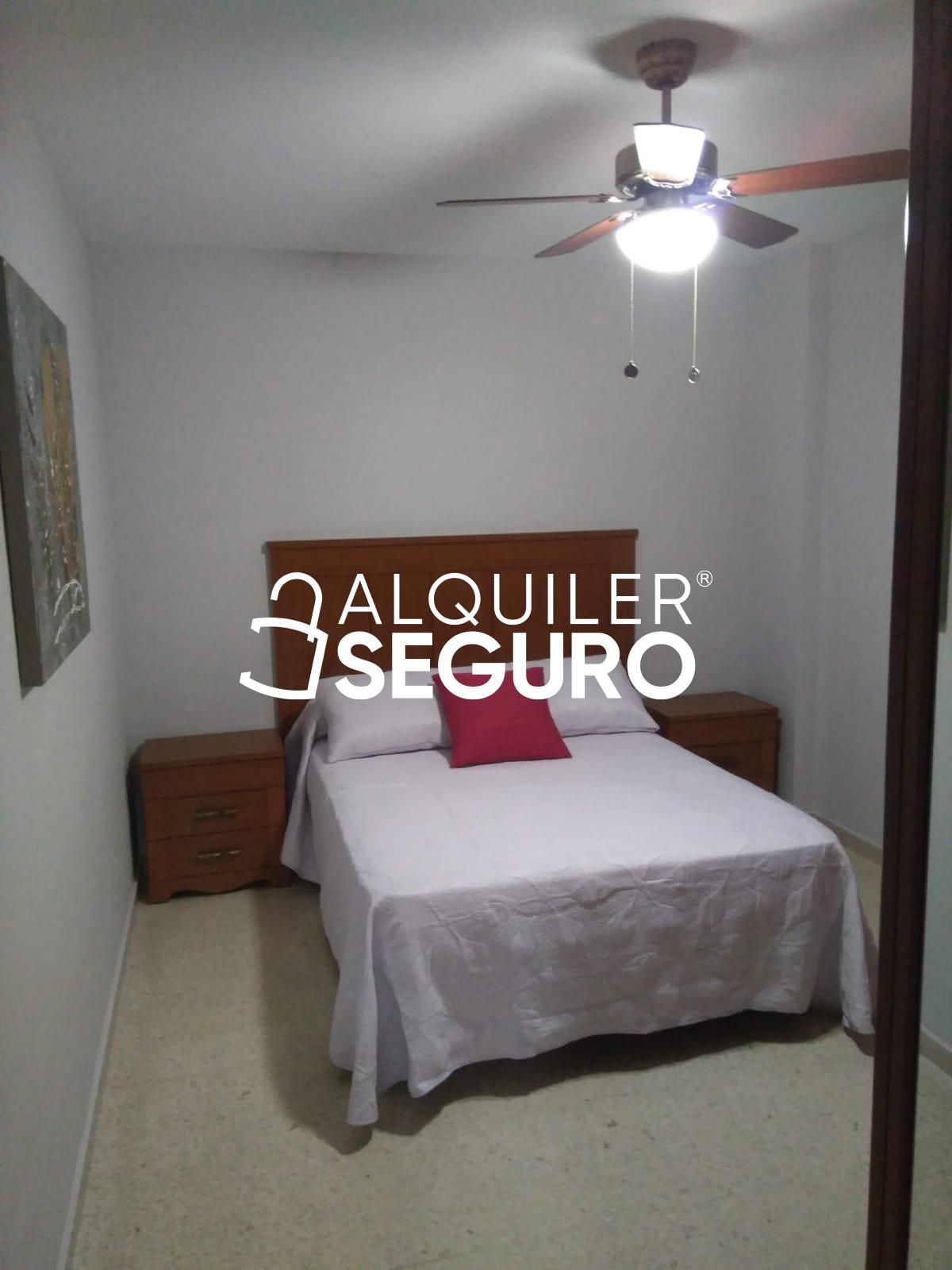 Dormitori de Pis de lloguer en Málaga Capital amb Aire condicionat, Terrassa i Moblat