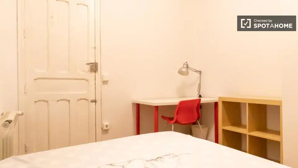Bedroom of Flat for rent in Madrid  with Air Conditioner, Heating and Furnished