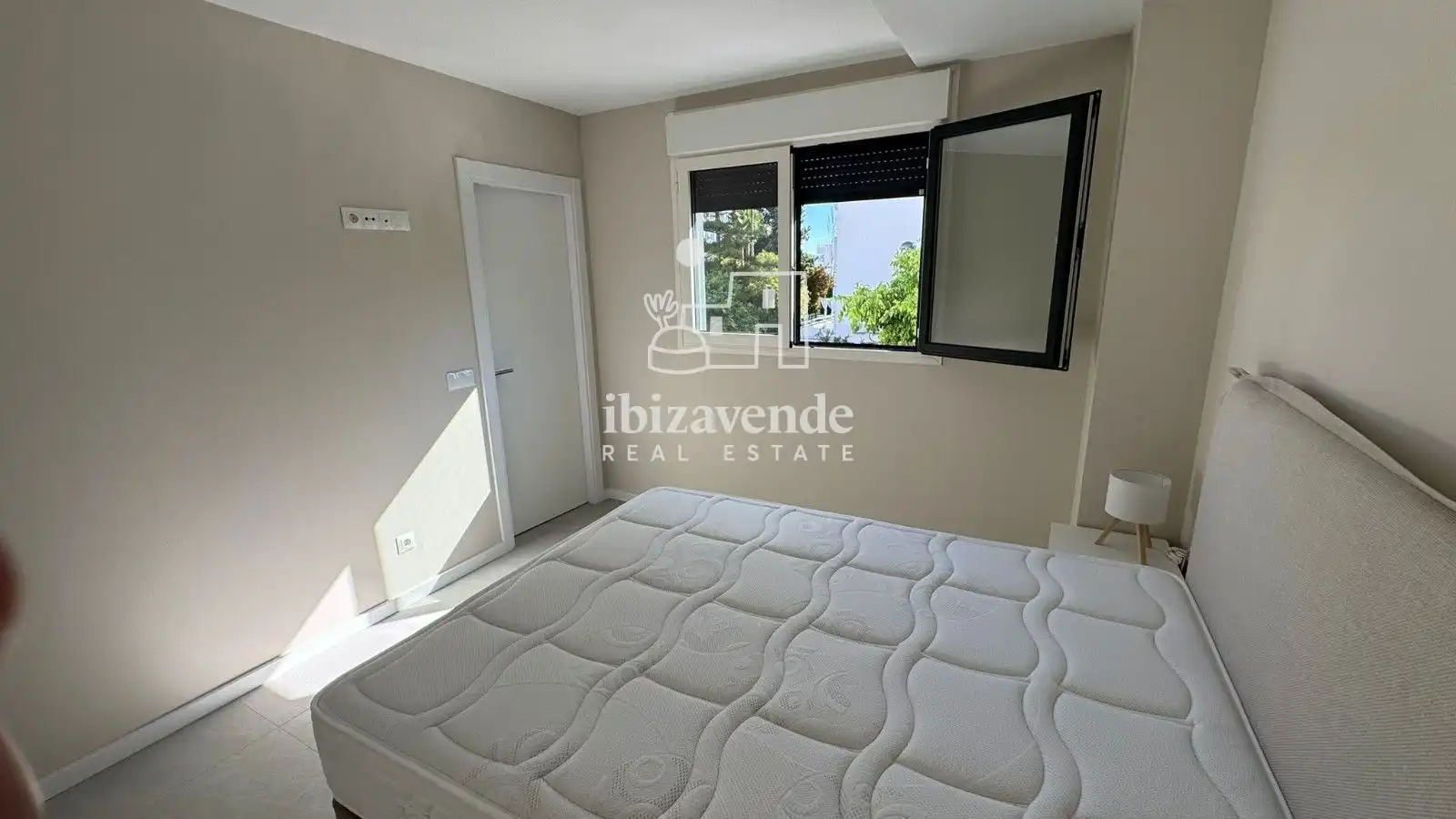 Dormitori de Pis de lloguer en Eivissa amb Aire condicionat, Terrassa i Piscina
