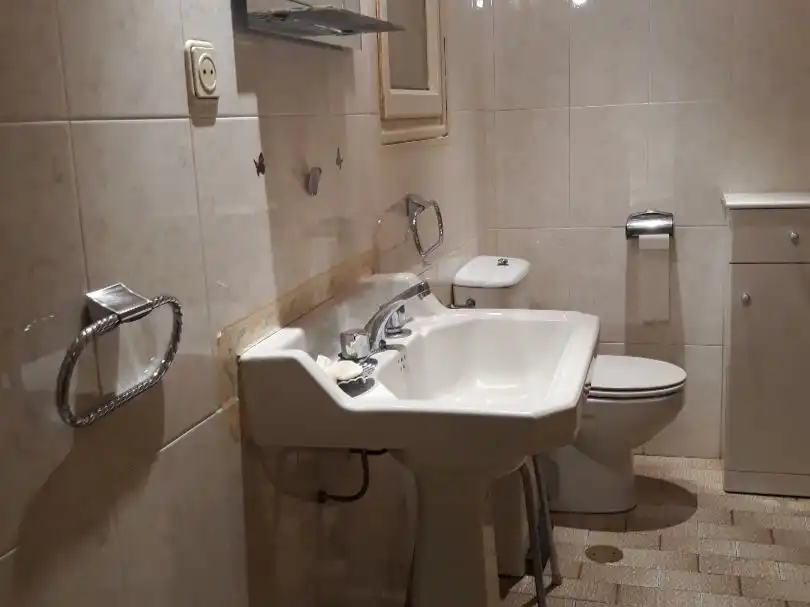 Badezimmer von Wohnung zum Verkauf in  Madrid Capital mit Balkon