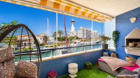 Elegante apartamento totalmente renovado con terraza, vistas al canal y piscina comunitaria, imatge 2
