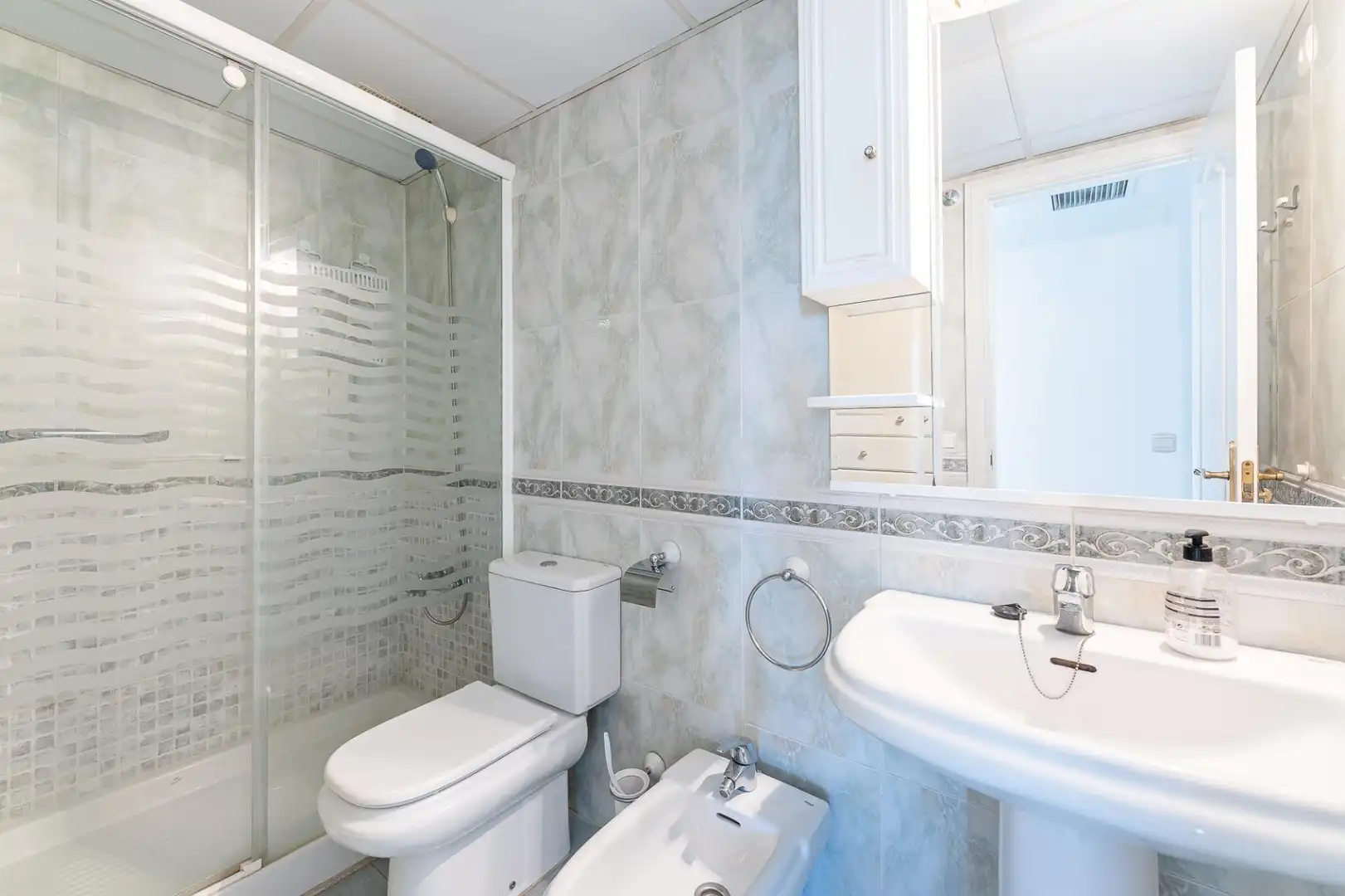 Bany de Apartament en venda en Torremolinos amb Aire condicionat, Calefacció i Jardí privat