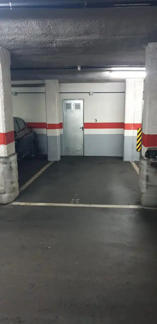 Aparcament de Pis en venda en Oviedo  amb Calefacció, Jardí privat i Traster