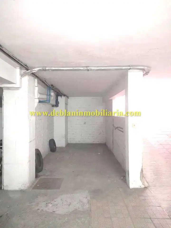 Parkplatz von Garage zum Verkauf in Tui