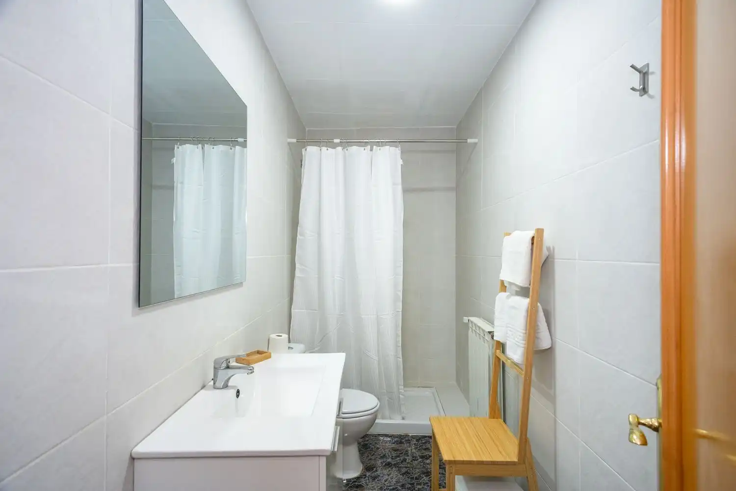 Baño de Piso de alquiler en Girona con Calefacción, Terraza y Trastero