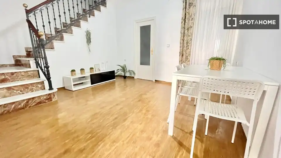 Sala d'estar de Pis per a compartir en Santiponce amb Aire condicionat, Terrassa i Moblat