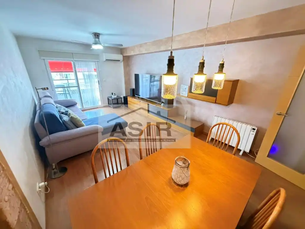 Wohnzimmer von Dachboden zum Verkauf in Alzira mit Klimaanlage und Balkon