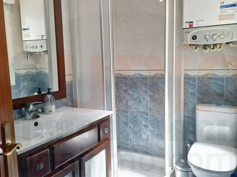 Bathroom of Attic for rent in Oviedo   with Heating, Terrace and Furnished