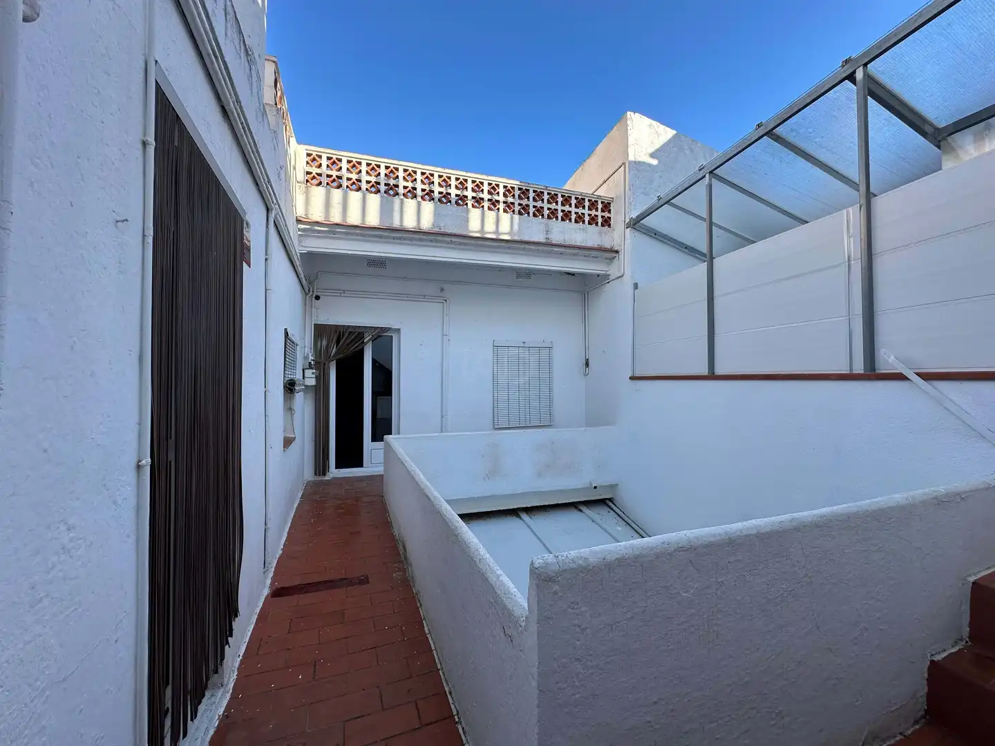Außenansicht von Einfamilien-Reihenhaus zum Verkauf in Mataró mit Heizung und Terrasse
