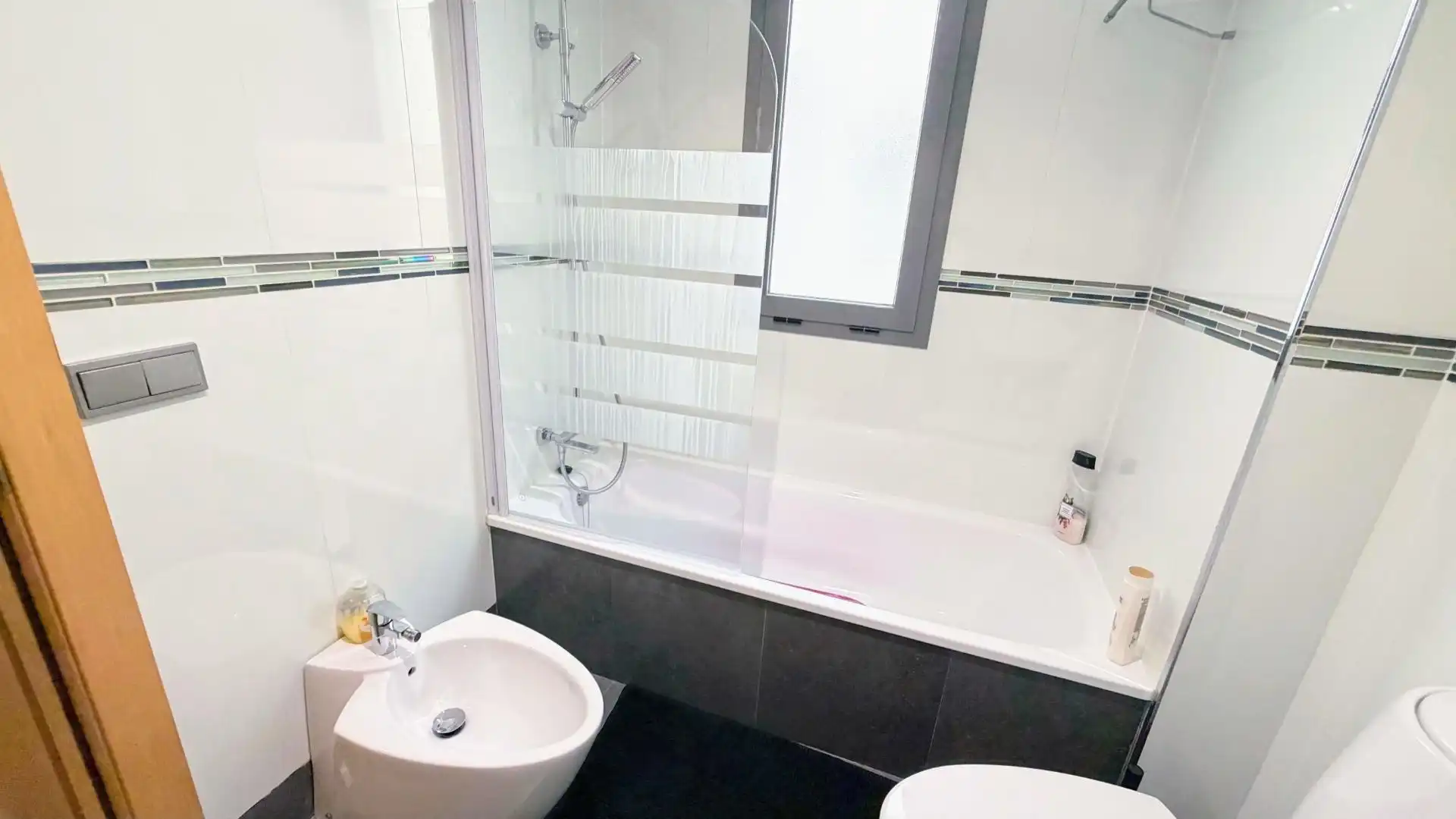 Bathroom of Flat for rent in El Bajondillo