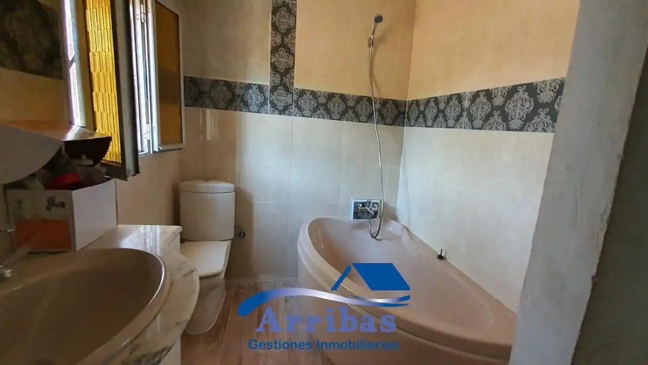 Baño de Finca rústica en venta en Almorox con Calefacción y Jardín privado