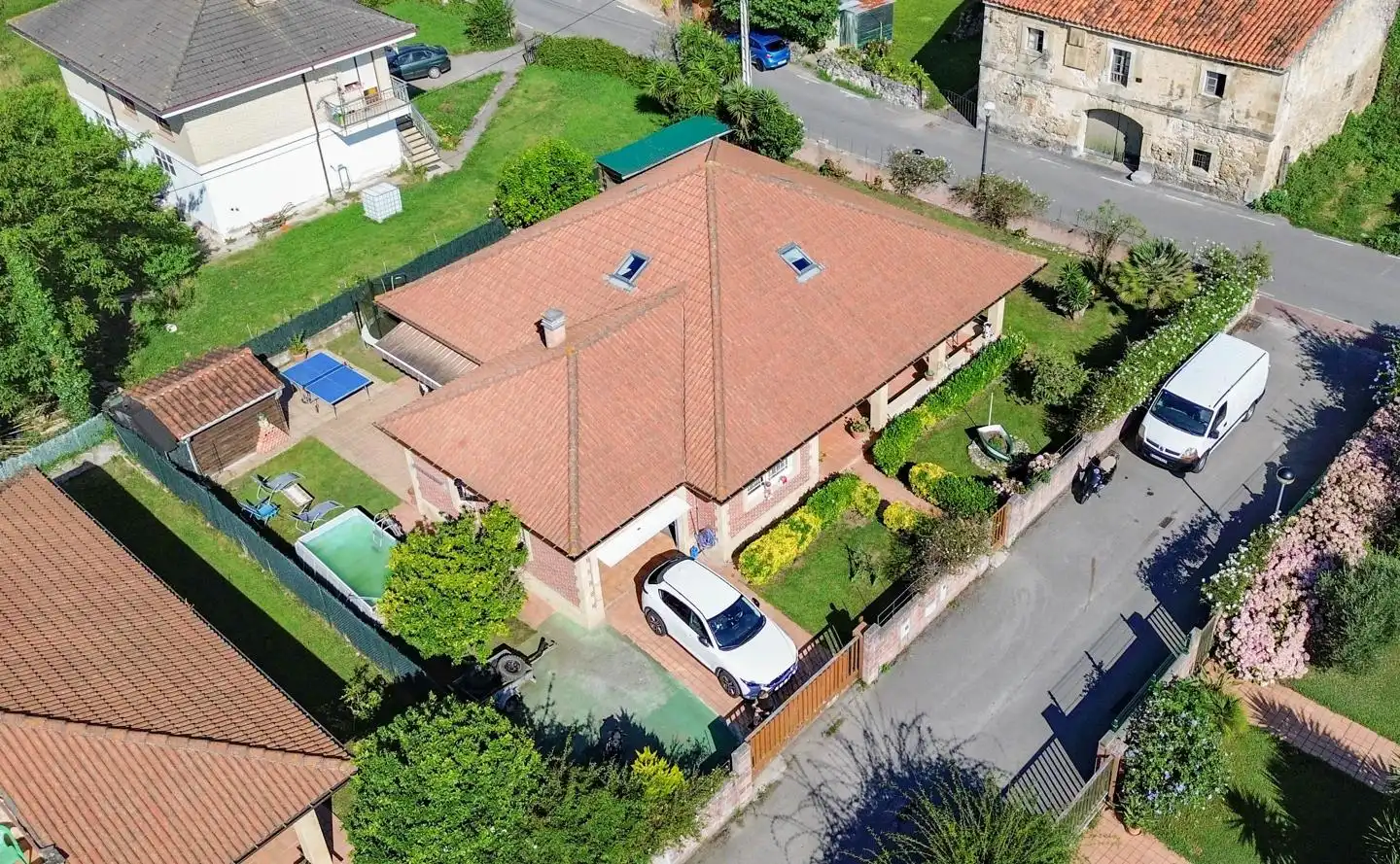 Vista exterior de Casa o xalet en venda en Bárcena de Cicero amb Calefacció, Jardí privat i Piscina