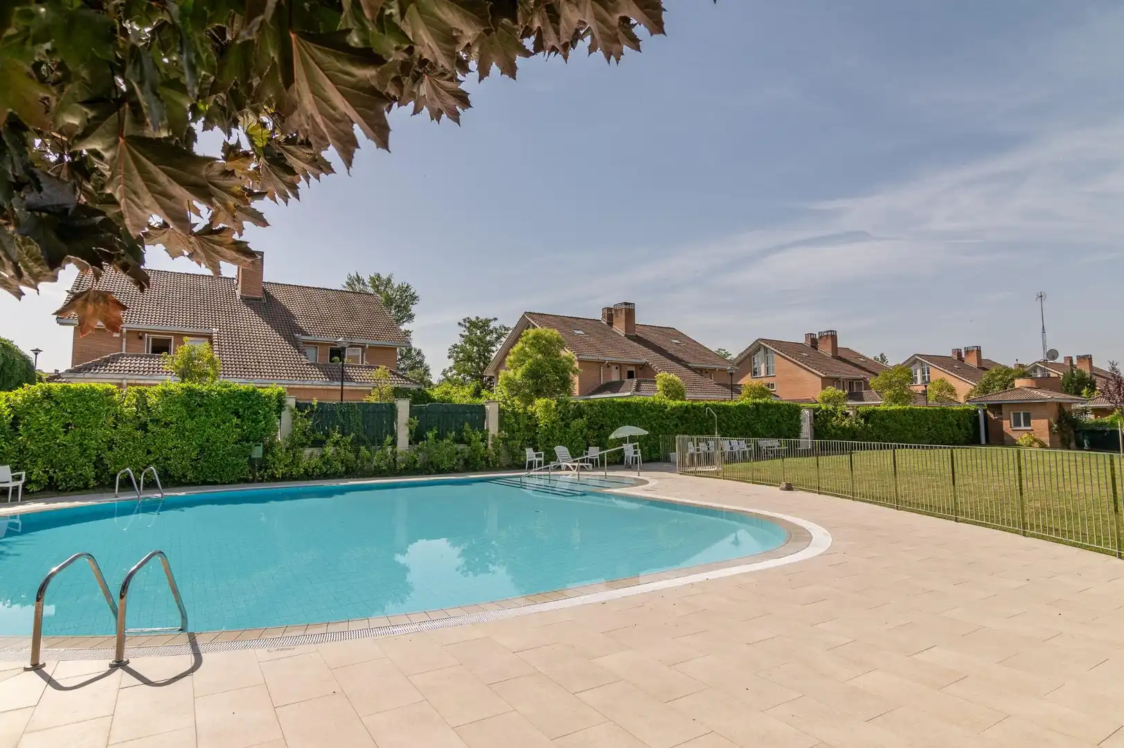 Schwimmbecken von Einfamilien-Reihenhaus zum Verkauf in Valle de Egüés / Eguesibar mit Klimaanlage, Heizung und Privatgarten