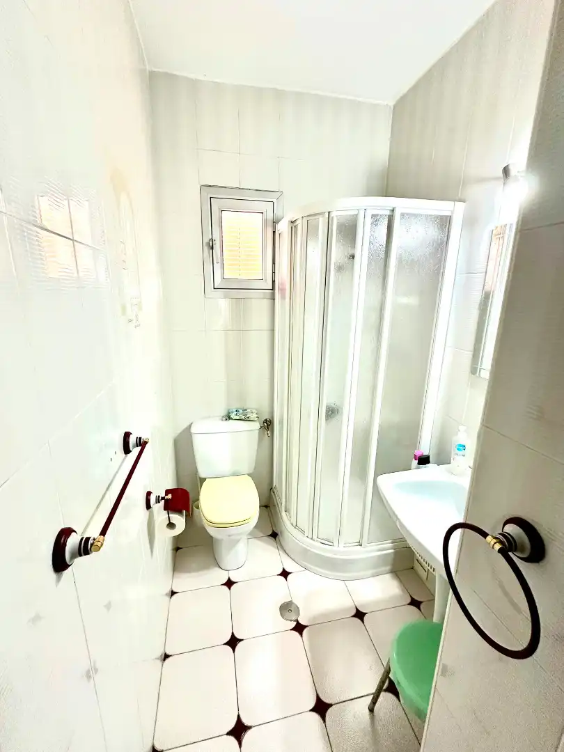 Badezimmer von Wohnung zur Miete in Linares mit Möbliert, Ofen und Waschmaschine