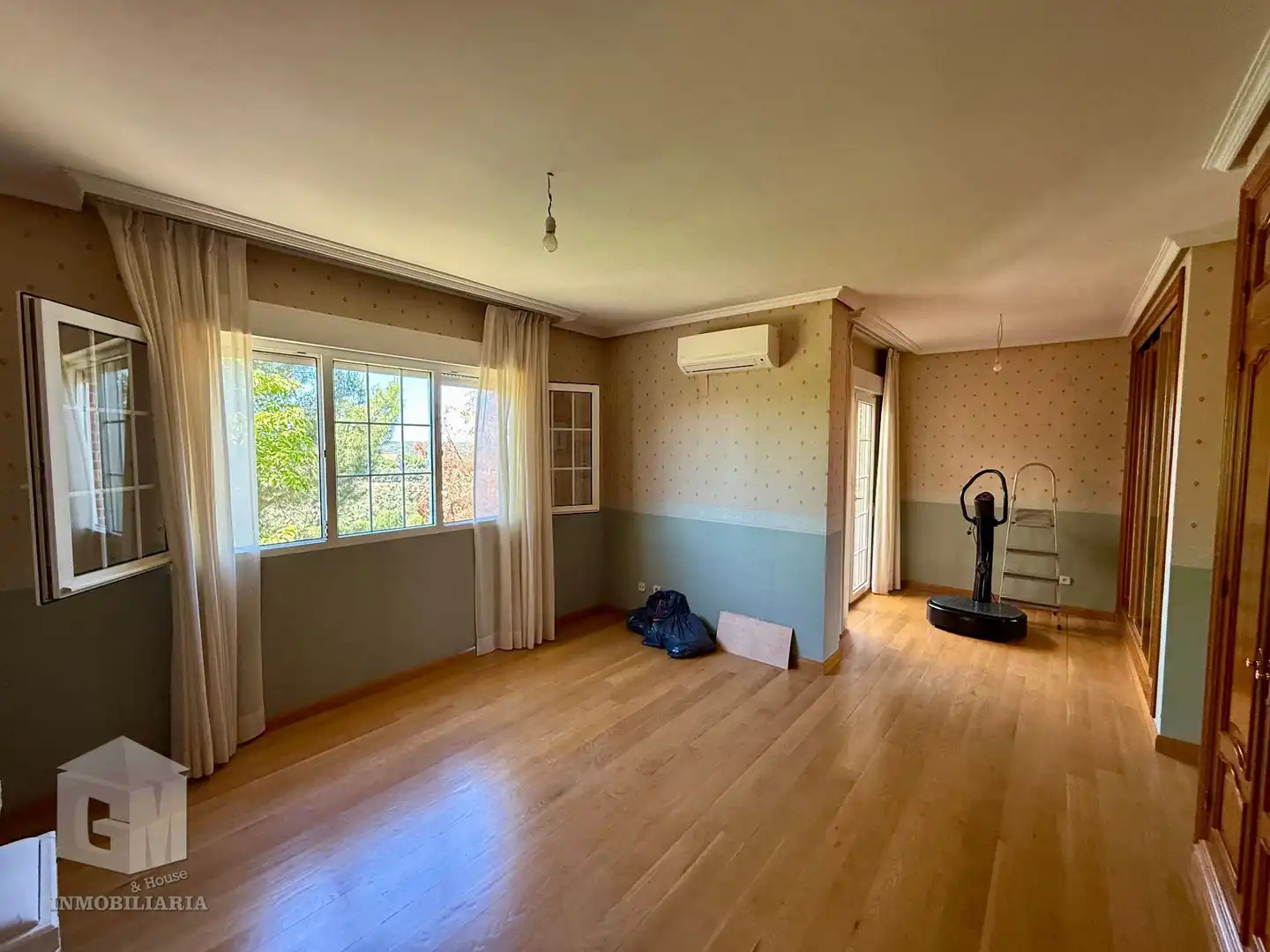 Sala d'estar de Casa o xalet en venda en Villaviciosa de Odón amb Aire condicionat, Calefacció i Jardí privat