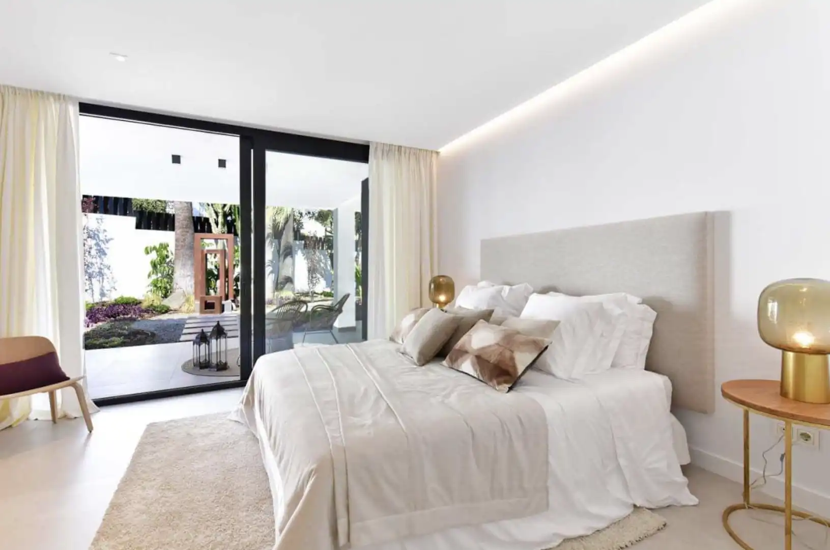 Dormitori de Casa o xalet de lloguer en Marbella amb Aire condicionat, Jardí privat i Piscina