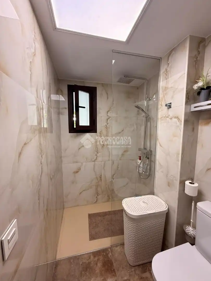 Badezimmer von Einfamilien-Reihenhaus zum Verkauf in Alcalá de Guadaira mit Klimaanlage und Terrasse