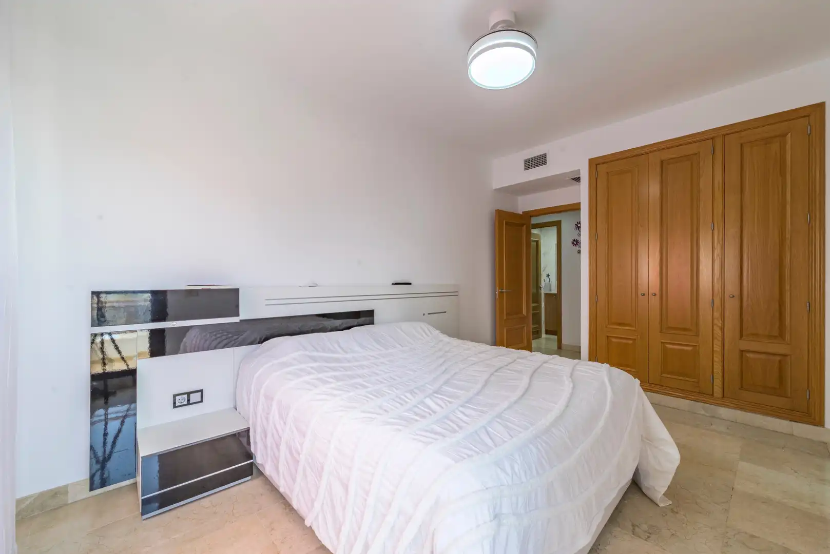 Dormitori de Apartament en venda en Mijas amb Aire condicionat, Terrassa i Piscina