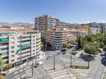 Vista exterior de Pis en venda en  Granada Capital amb Aire condicionat, Terrassa i Balcó