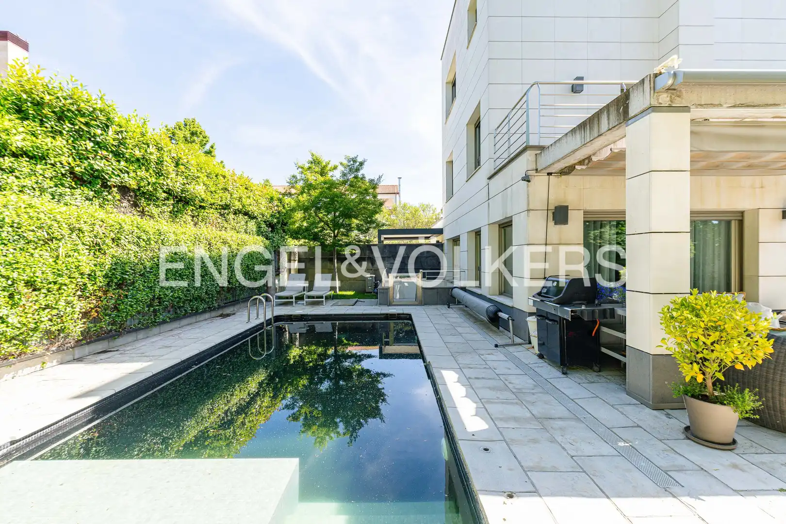 Piscina de Casa adosada de alquiler en Madrid con Aire acondicionado, Calefacción y Jardín privado
