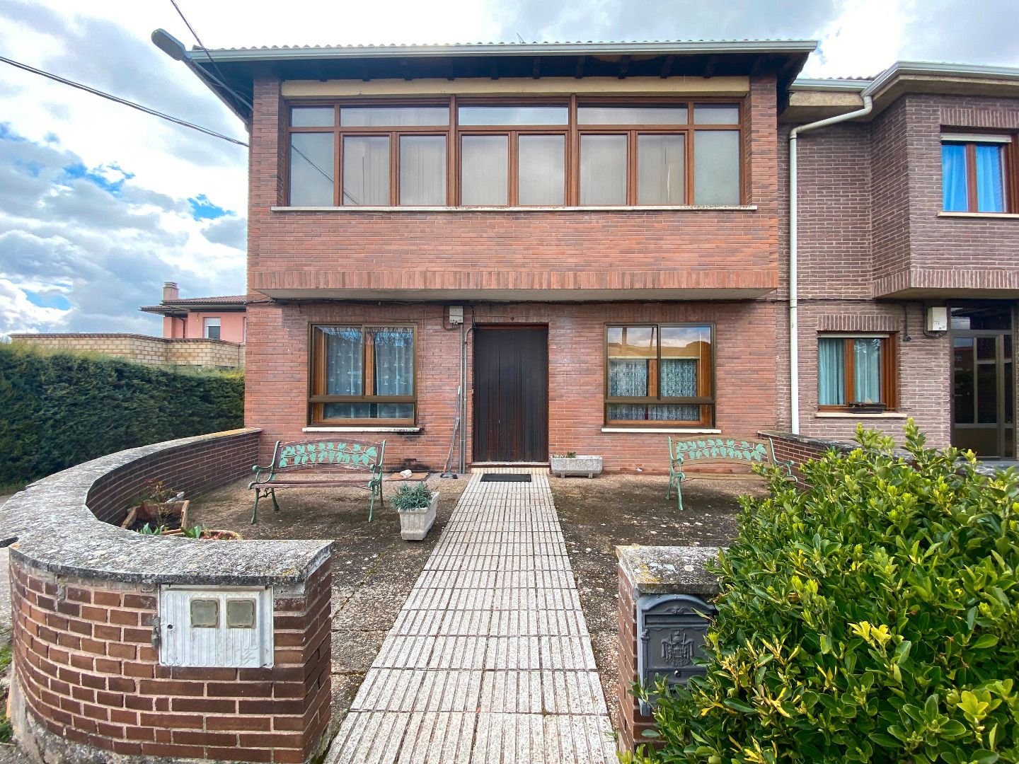 Vista exterior de Casa adosada en venda en Tardajos amb Calefacció, Jardí privat i Parquet