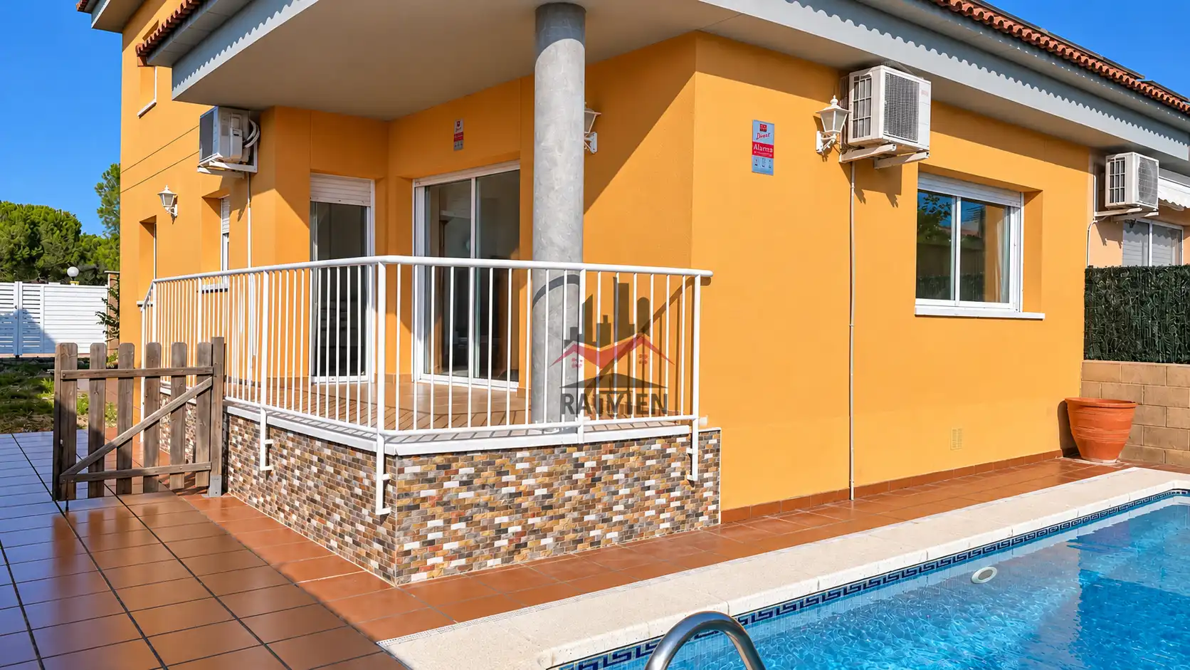 Vista exterior de Casa adosada en venta en Vilafant con Calefacción, Jardín privado y Terraza