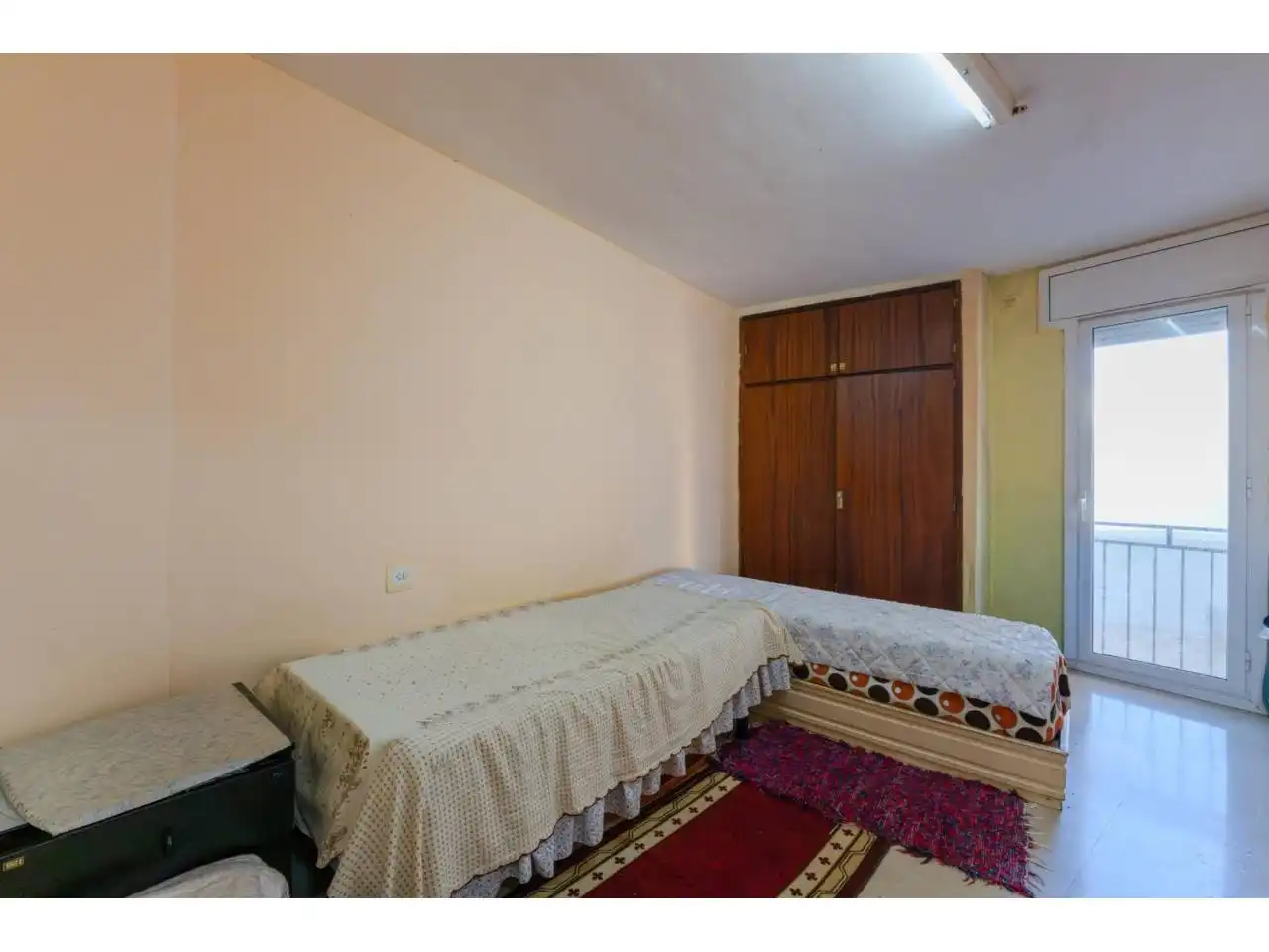 Schlafzimmer von Wohnung zum Verkauf in Salt mit Heizung