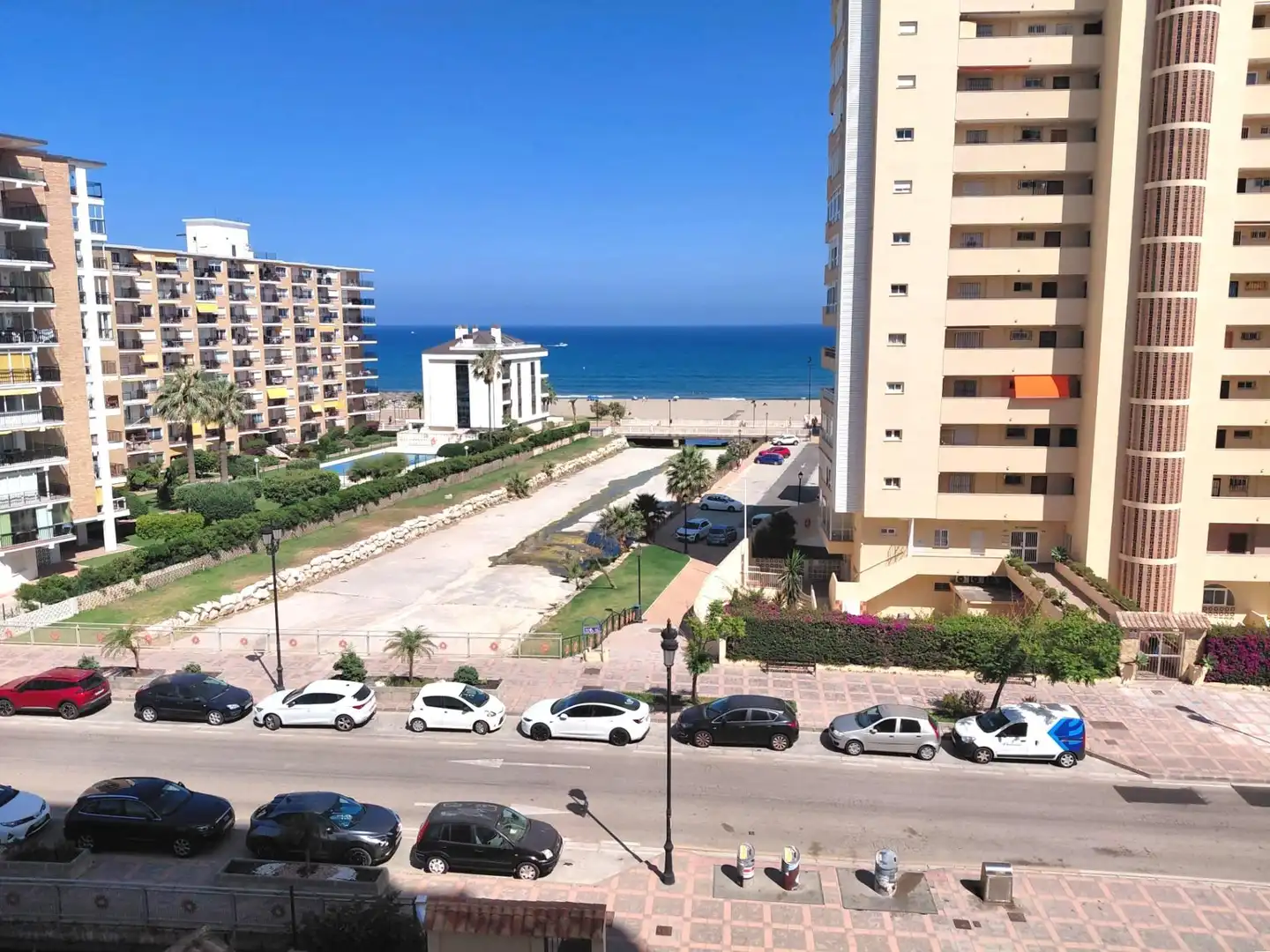 Vista exterior de Piso en venta en Fuengirola con Terraza, Alarma y Piscina comunitaria