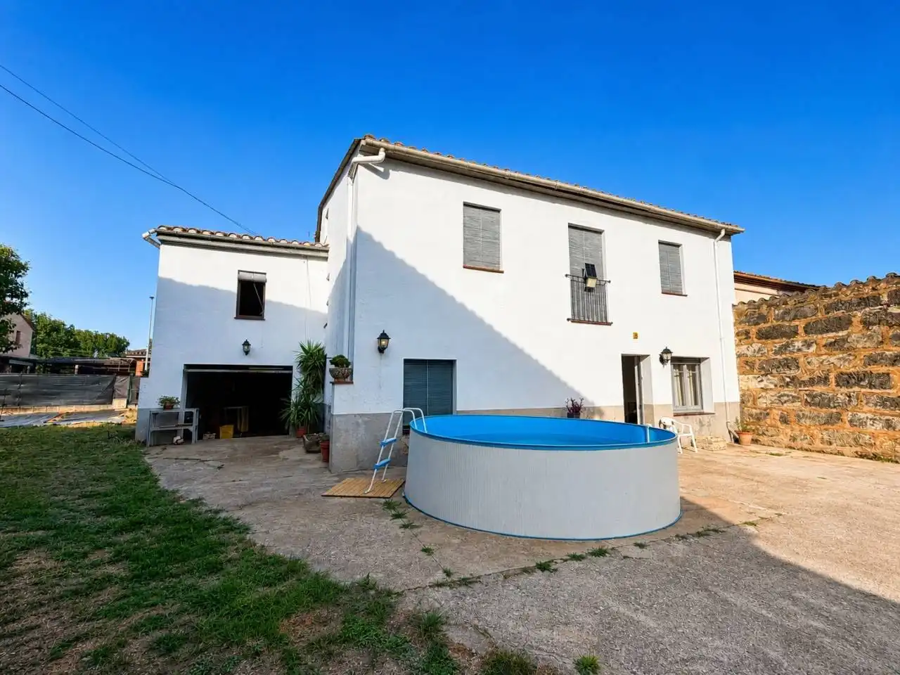 Vista exterior de Casa adosada en venda en Porqueres amb Jardí privat i Terrassa