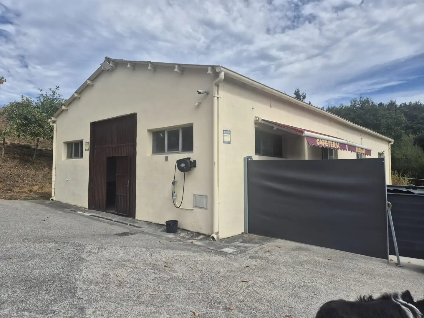 Vista exterior de Nave industrial en venta en Zalla 