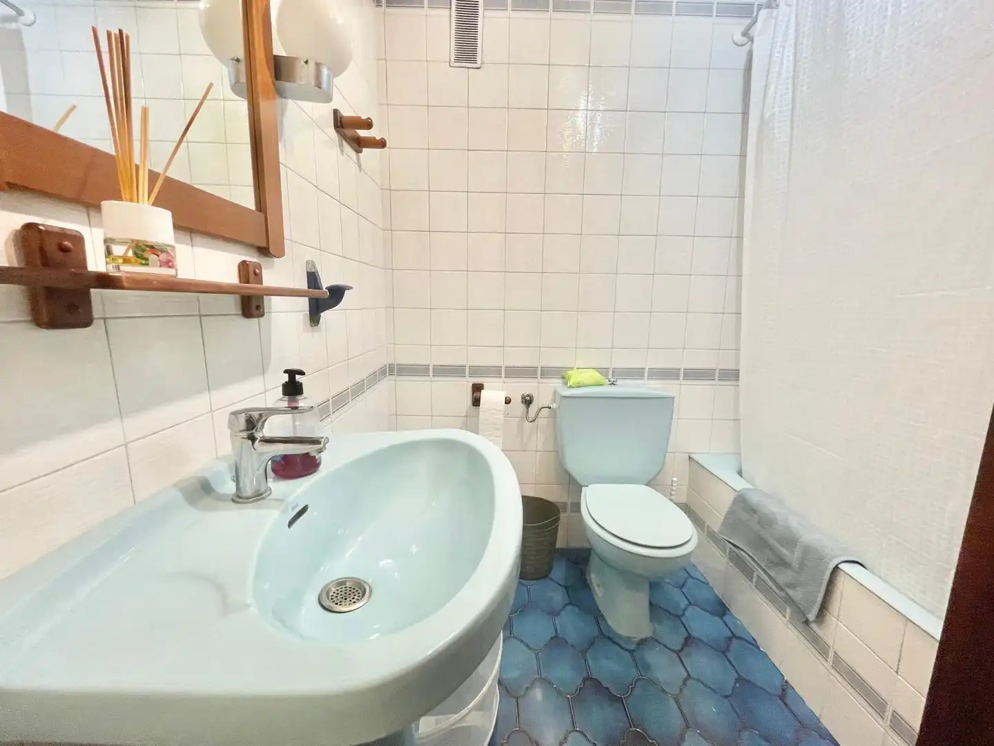 Bathroom of Apartments for rent in Torrevieja  with Air Conditioner, Heating and Terrace