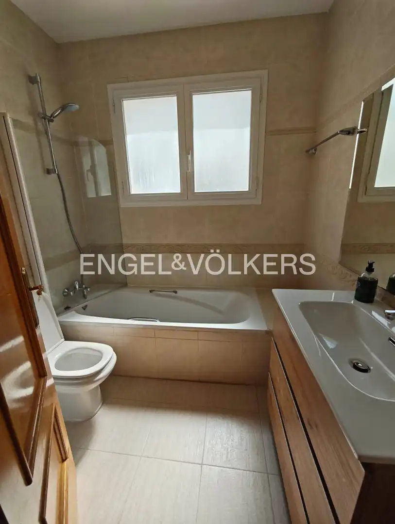 Bathroom of Flat for rent in Madrid  with Air Conditioner, Heating and Parquet flooring
