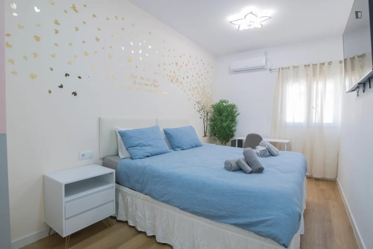Bedroom of Apartment to share in  Valencia Capital  with Air Conditioner, Heating and Furnished