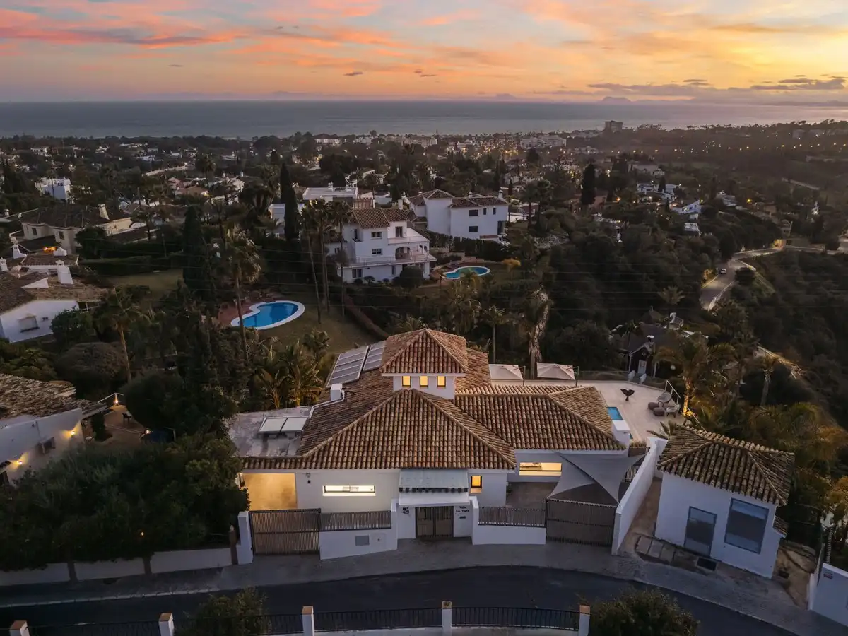 Vista exterior de Casa o xalet en venda en Marbella amb Aire condicionat, Jardí privat i Terrassa