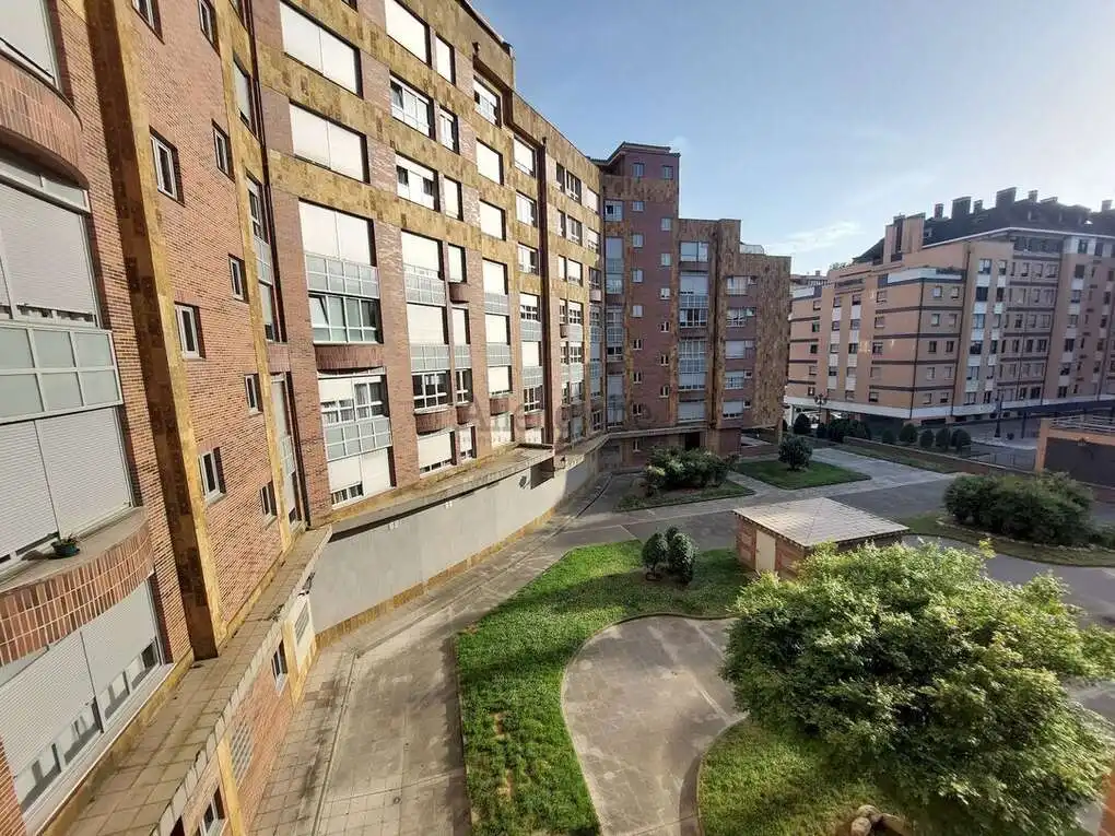 Vista exterior de Pis en venda en Oviedo  amb Calefacció
