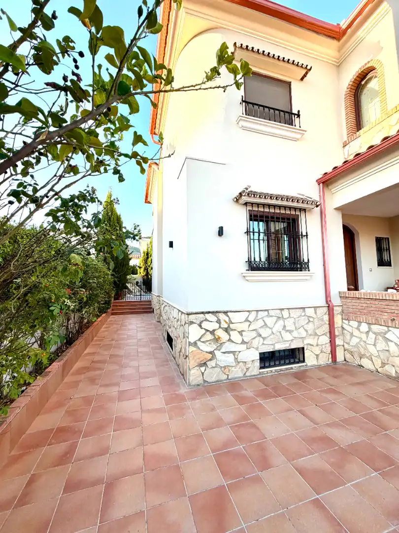 Vista exterior de Casa o xalet en venda en Antequera amb Jardí privat, Traster i Piscina