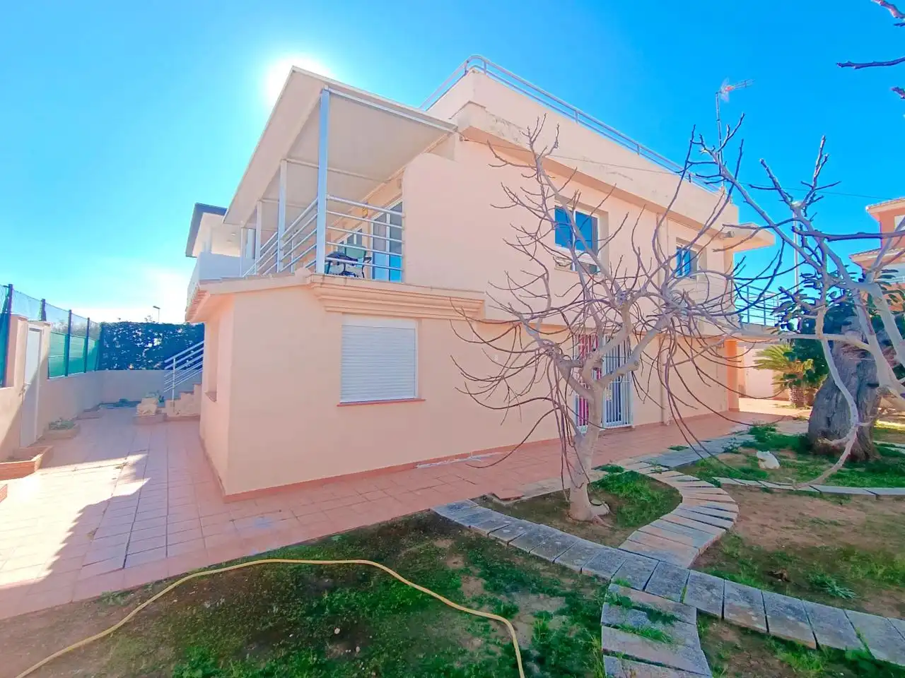 Vista exterior de Casa o xalet en venda en Oliva amb Aire condicionat, Jardí privat i Terrassa