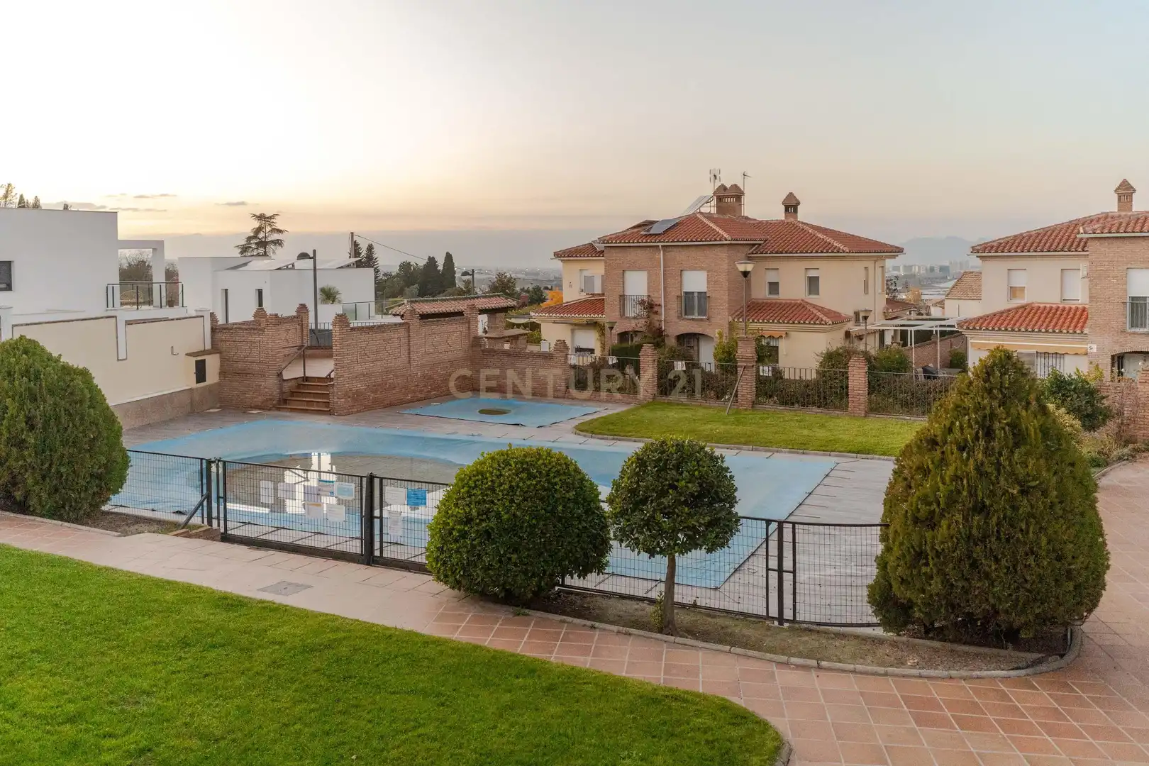 Piscina de Casa adosada en venda en La Zubia amb Aire condicionat, Jardí privat i Traster